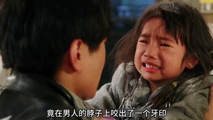 เด็กหญิงตัวเล็กถูกญาติล่ามด้วยสายจูงสุนัข พ่อเห็นภาพนี้เข้าก็โกรธจนแทบระเบิดออกมาทันที