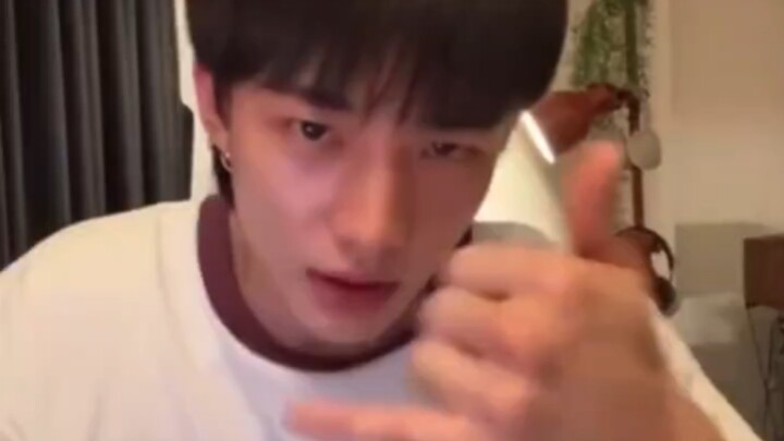 Stray Kids’ Hwang Hyun-jin watched “that famous challenge Zhang Hao did” during his livestream! I lo
