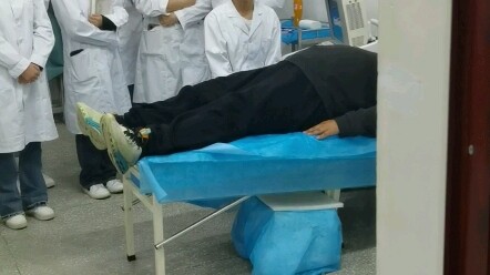 الزميل الأكبر هرب مذعورًا من قبل الزميلات الأصغر.