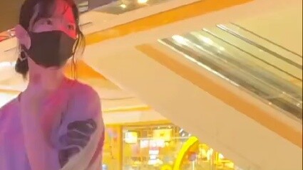 Wearing yoga pants to the mall to dance the midnight cha-cha, I like it no matter how I dance~ The f