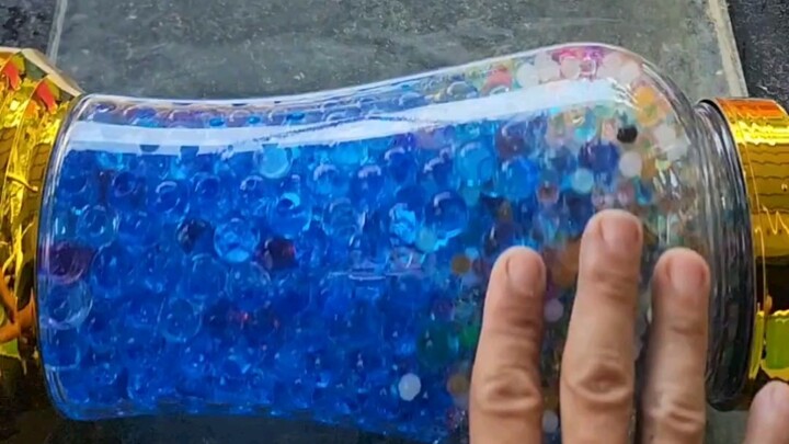 مسابقة تفجير الزجاجات المتدحرجة على الدرج