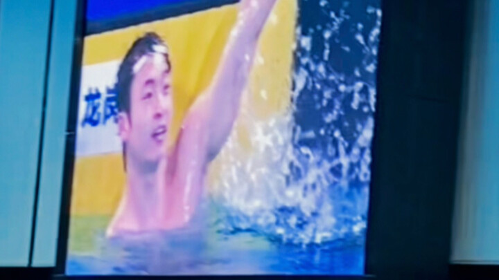 Rendam semua kekhawatiran di dalam air, hanya bawa buih ombak dan kebebasan saat mendarat.