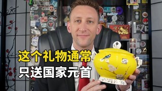 Karena menyumbangkan album foto, ia menerima penghargaan diplomatik tertinggi Tiongkok - porselen ha