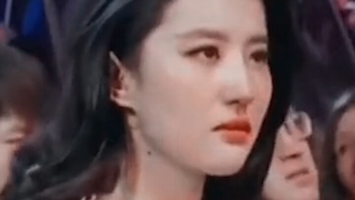 Cô ấy vừa khóc một cái, đã thỏa mãn mọi ảo tưởng của tôi về các nữ chính ngôn tình trên trang Jinjia