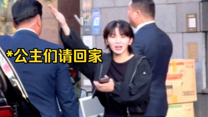 *اكتشف المعلّم لي بعد انتهاء الدوام أن حشدًا من المعجبين يقفون خارجًا*