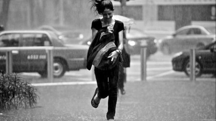 Hari hujan, lebih basah kalau jalan pulang atau kalau lari pulang?