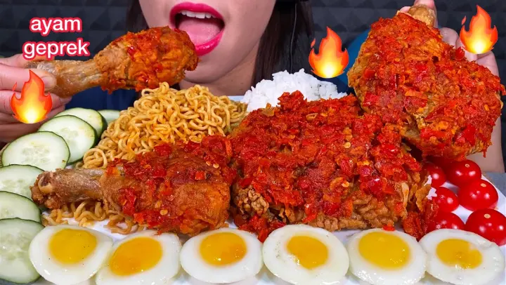 MAKAN MIE GORENG + AYAM GEPREK *SPICY NOODLES + FRIED CHICKEN WITH SAMBAL ASMR Eating Sounds