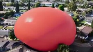 Balon merah raksasa ini menggemparkan satu kota