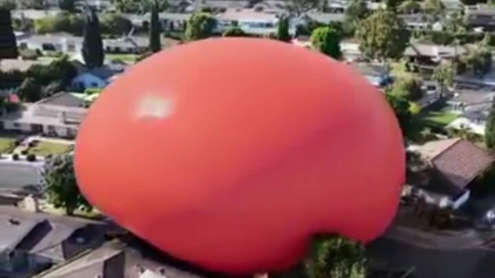 Balon merah raksasa ini menggemparkan satu kota