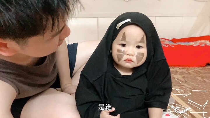 Baby cosplays No-Face—it’s surprisingly adorable! Are today’s parents all this playful?