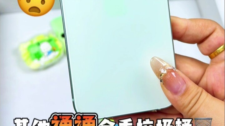 يا له من شيء! في هذا الزمن ما زال هناك من يرفض هاتف آيفون الأخضر!