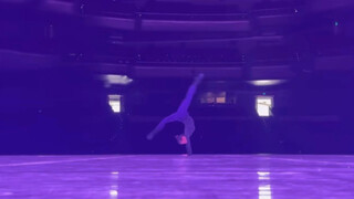 Video of Tang Shiyi warming up before her performance.