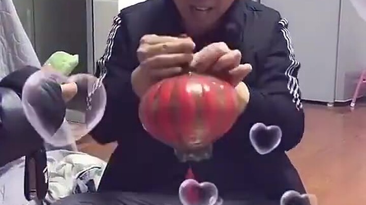 Bài tập thủ công ở trường mầm non, bố chỉ nhờ một hơi đã làm xong chiếc đèn lồng!