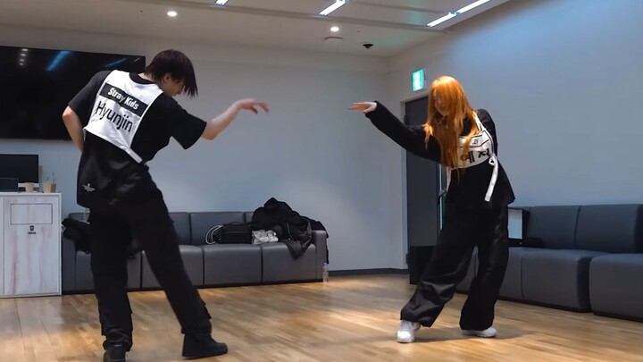 Phòng tập sân khấu hợp tác của Hwang Gyuri × Hwang Hyunjin