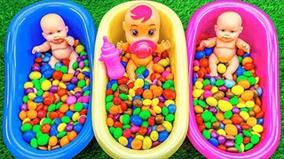 ของเล่นเด็ก: ใช้ลูกอมสีรุ้งเพื่ออาบน้ำลูกน้อย