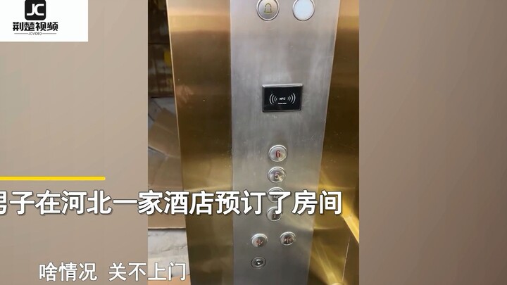 Tối hôm đó, người đàn ông bước vào thang máy định lên phòng thì vừa lúc cửa mở ra, anh ta lập tức sữ