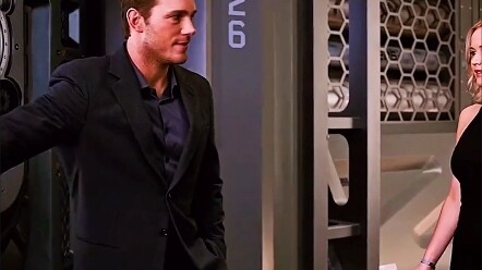 Người đàn ông cô đơn ngồi một mình trên con tàu vũ trụ khi mọi người chìm vào giấc ngủ, rồi trong mộ