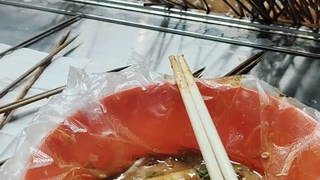 Belum makan dua suap... naik mobil lalu pergi, penjual kios kabur