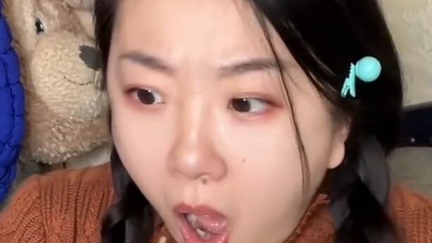 How fragile are the skin of modern young people? When I squatted down to change my shoes, my waist c