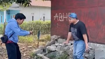 Gaya malu-malu kucing 😂