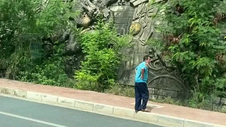 Sopir bus mengantuk, turun dari bus untuk berjalan agar segar kembali; seorang gadis berkata: “Saat 