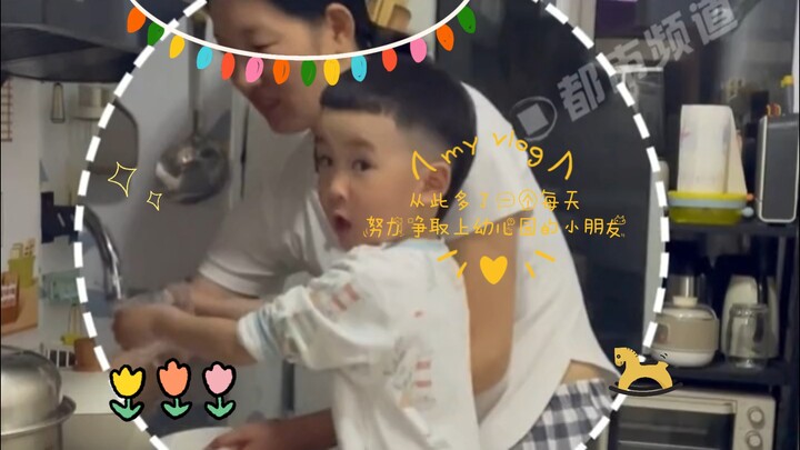 Ibu “membujuk” anaknya masuk TK, dan sejak itu muncul satu anak kecil yang setiap hari berjuang kera