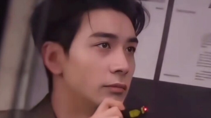 Xiao Zhiyu in a coffee-colored suit, playing with a laser pointer. Chen Xingxu.