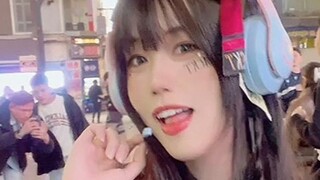 Thiếu nữ Trung Quốc tới Nhật Bản hát Bảy Viên Ngọc Rồng trên đường phố rơi nước mắt