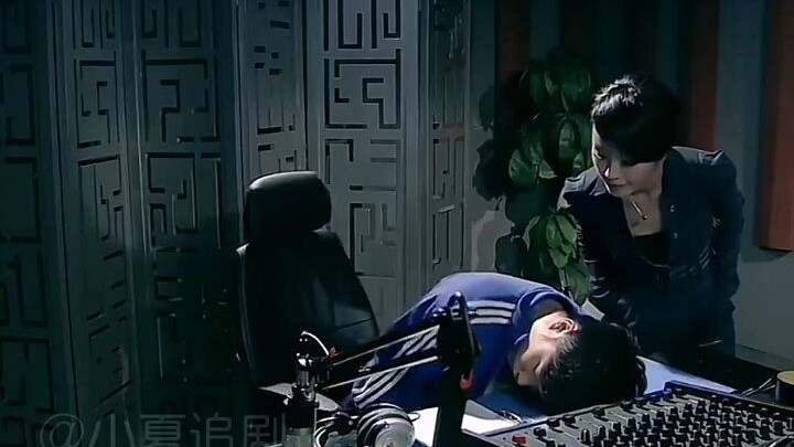 Zeng Xiaoxian bekerja terlalu berat hingga tertidur pulas di studio