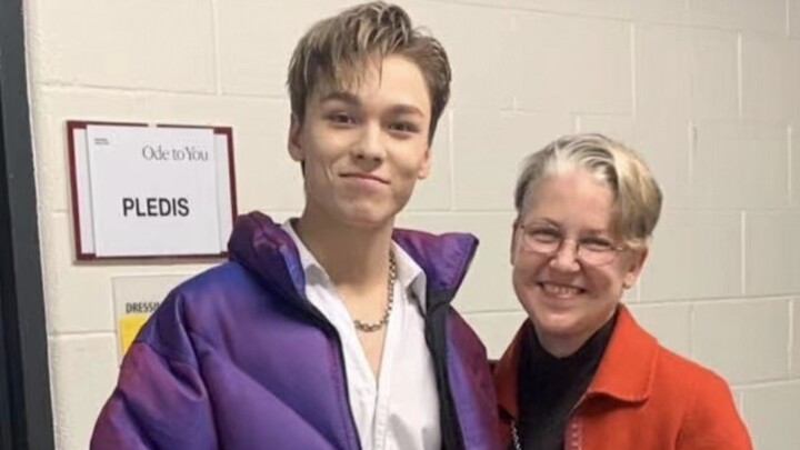 【Vernon】I really love Little Bo’s mom’s oil paintings—so bright and colorful, like a rainbow