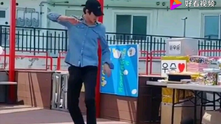 【EXO】เซฮุนเต้นเพลง Love Shot ให้เด็กๆ ในสถานสงเคราะห์