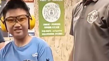 "Tóc càng hồng, súng càng cứng."