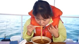 trải nghiệm ăn mì và câu mực trên biển #food