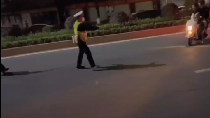 هي... استدارت وغادرت
