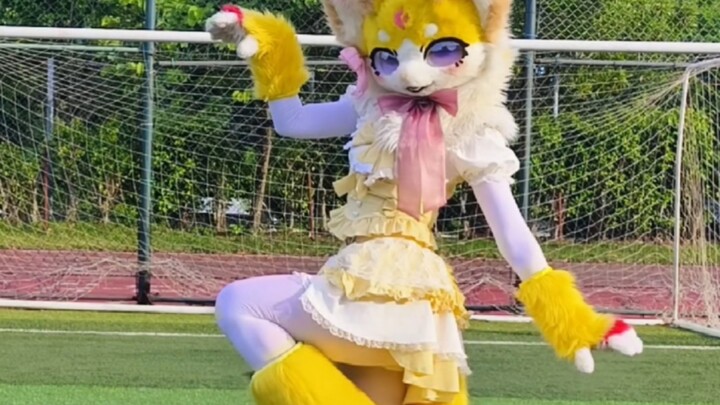 GirlsWillBeGirls تحت أشعة الشمس الحارقة في الملعب، الطيران الساخن