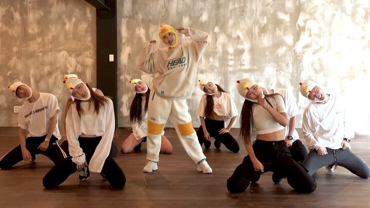 [SUNMI] Teacher Lee's adorable little yellow duck version of LALALAY practice room revealed~