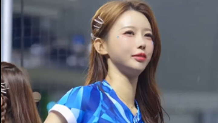 يا يينغ تعيد تفسير رقصة سانزين، من يستطيع تحمل هذا 😂