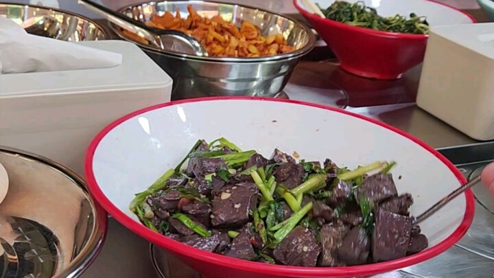 Bữa buffet 10 tệ cạnh nhà vệ sinh, no nê tinh bột đến kiệt sức!