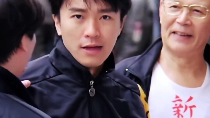 Everyone in the frame notices the bloopers—except Stephen Chow, who glances back with a single look,