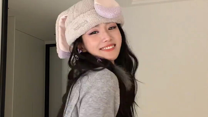 Lu Yuxiao dances to “Zoo”; this little bunny is so cute and adorable!