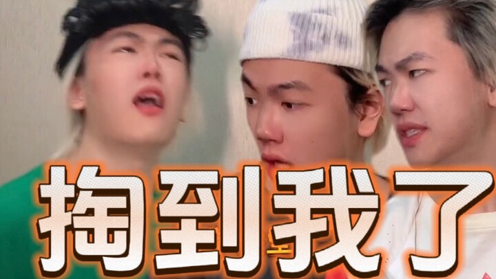 My deskmate keeps attacking me in class—I’ve already bled more than once.