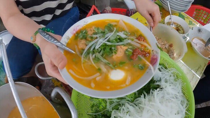 Bánh canh chả thịt cua 20k_tô siêu rẻ, chị gái múc bán lia lịa