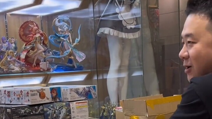 Have you ever seen anyone giving his son his favorite Gundam as his birthday gift?