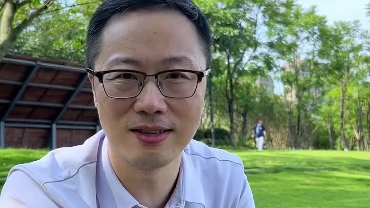 Yang sering menghancurkan seorang gadis justru adalah ayahnya.