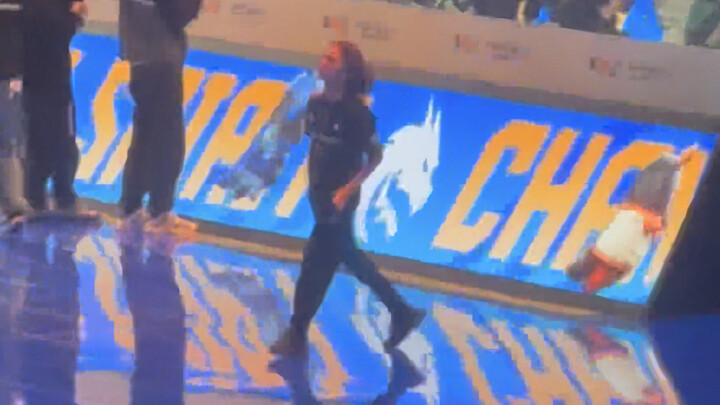 Cuồng Tiểu Động Động Bước Đi Rồi donk