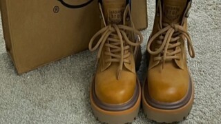 Bagikan sepatu yang menarik perhatian saya pada pandangan pertama