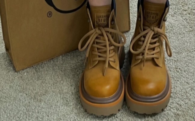 Bagikan sepatu yang menarik perhatian saya pada pandangan pertama