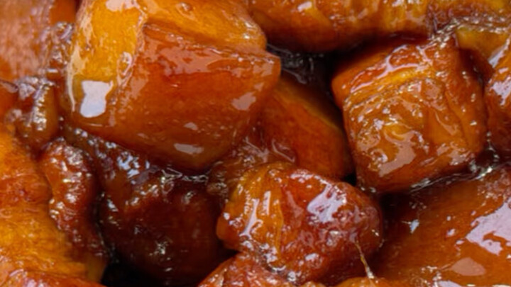Ikuti cara ini, di rumah pun Anda bisa membuat daging babi bumbu kecap yang berkilau merah dan gurih