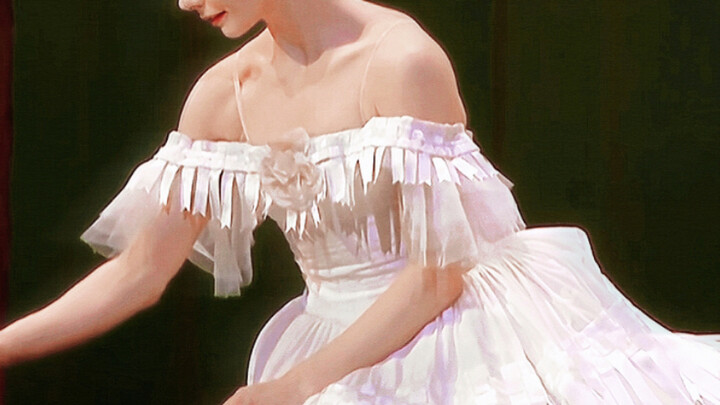 Holy crap! There really are people who look incredibly beautiful even when they fall! This is the ul