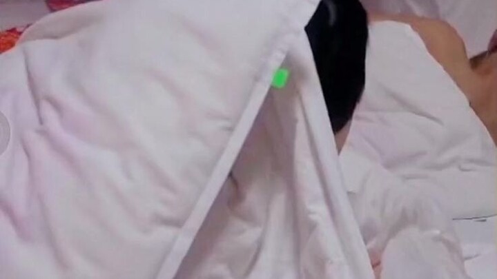 يان هاو شيانغ، وجهك ناعم جدًا هكذا، وهذا الصوت جعلني أخرج من الأجواء فورًا!